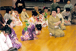 小学生や中学生への稽古風景